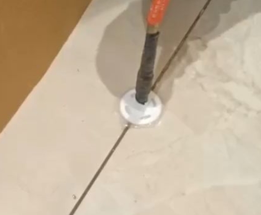 通渭瓷砖空鼓维修公司专业解答瓷砖在铺贴过程中，如果没有涂抹均匀到位的粘结材料（如水泥砂浆或瓷砖胶），可能会导致以下问题